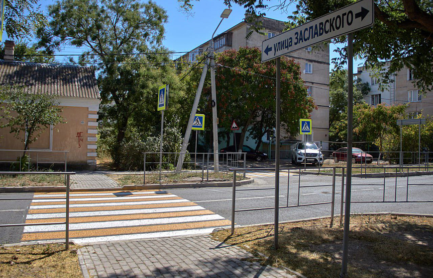 Дорожную разметку около школ и детских садов обновляют в преддверии 1 сентября в Евпатории